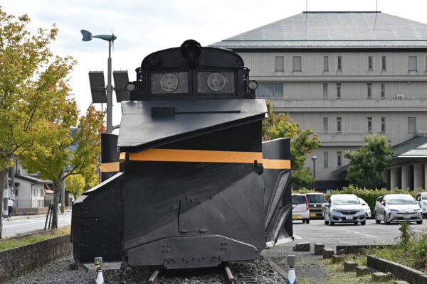 線路の左側のみ除雪するよう、鋤が正面から見て右側に向いている