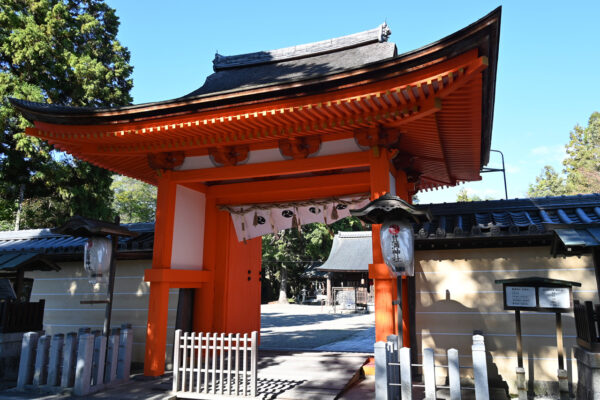 鎌倉時代後期に建てられた四脚門（国重要文化財）