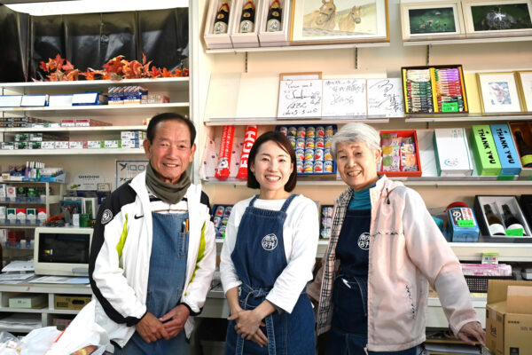 店主の安井光造さん、お嬢さん、お母様