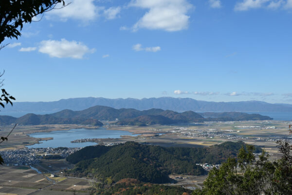 繖山から見た安土山（手前）西の湖や琵琶湖が見える
