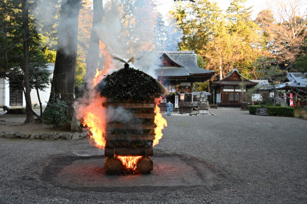 元旦に焚かれるかがり火