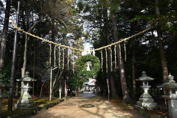 参道に吊るされた「マジャラコ」
