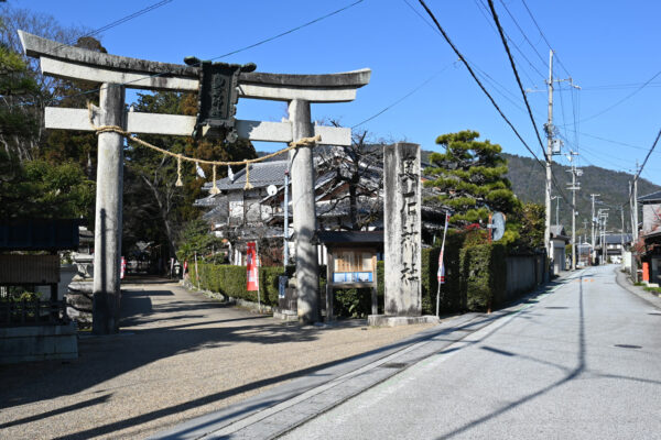 中山道沿いに佇む奥石神社