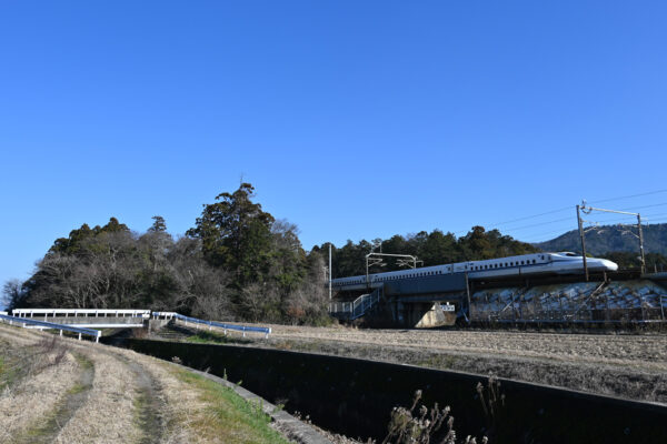 老蘇の森を分断する新幹線と国道