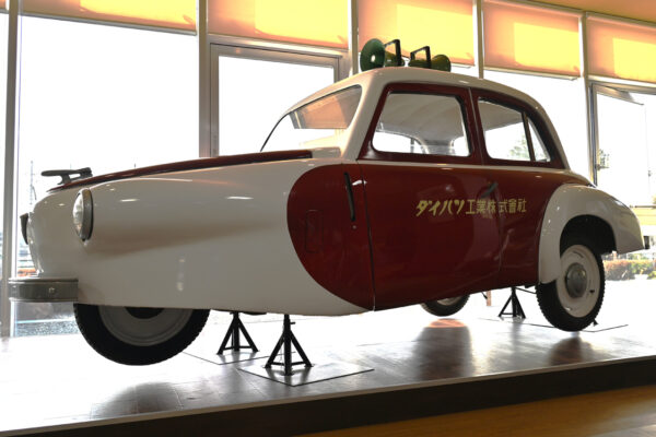 1953年にダイハツが、三輪車製造10万台突破を記念して行った、 キャラバン隊の先頭車として使用された