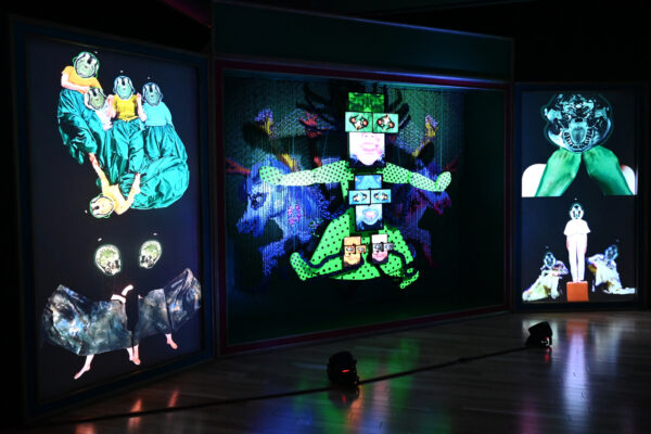 「キュリー夫人」の人生を出発点に、 「移動」「記憶」「身体」などのテーマを探求し表現した作品〈ポロニア〉