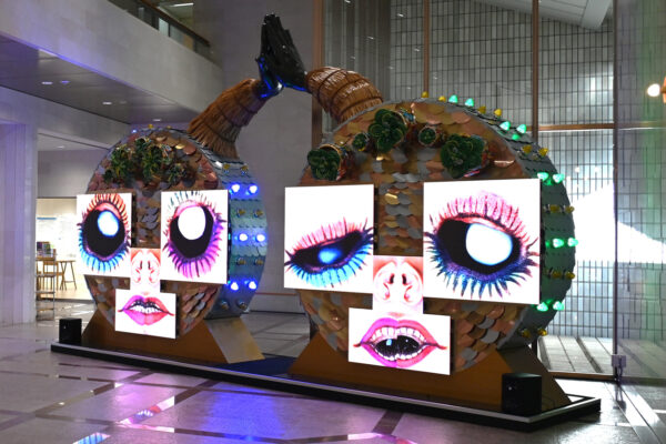 東京表参道交差点で展示した、「愛」をテーマにした作品〈ラヴァーズ〉