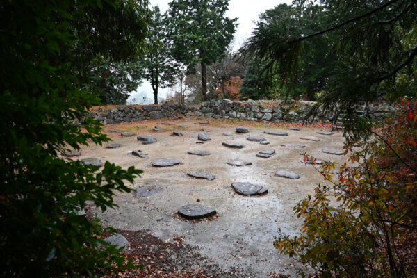 天主台上に並ぶ礎石