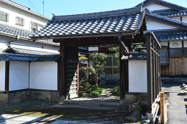 表門が残されている高宮本陣跡