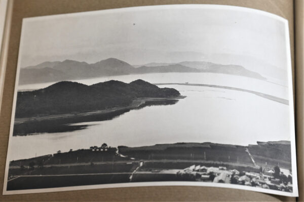 左は内湖に囲まれた安土山　昭和初期の写真 滋賀県立公文書館所蔵