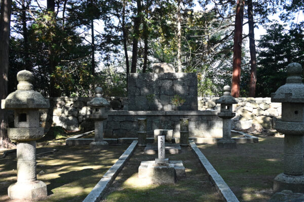 信長公本廟1583（天正11）年、秀吉は信長ゆかりの遺愛品を埋葬して本廟とした