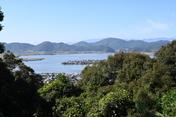 摠見寺跡から西の湖を望む