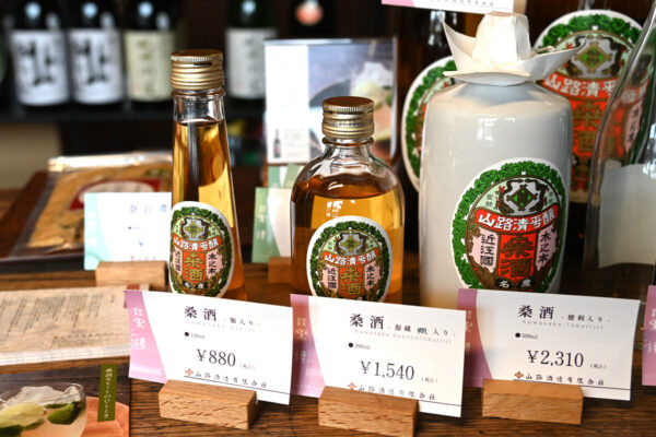 作家・島崎藤村が愛飲したことで知られる「桑酒」