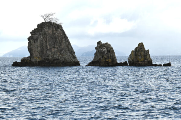 100メートルほどの湖底から顔を出す「沖の白石」
