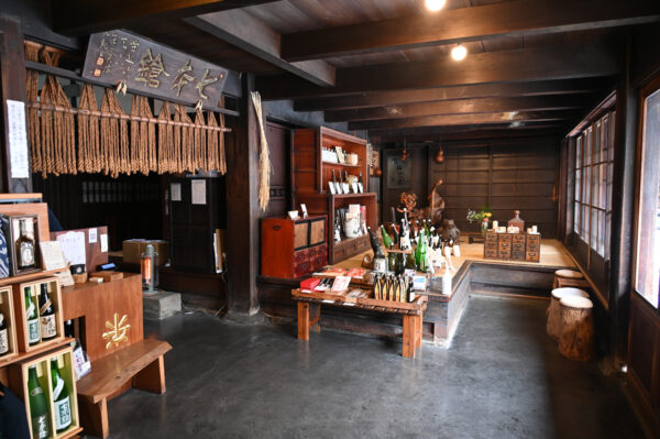 店内には北大路魯山人が福田大観と名乗っていたころ篆刻した扁額がかかる