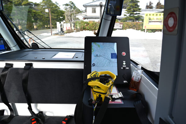 運転席にハンドルはなくコントローラーを使って操作する