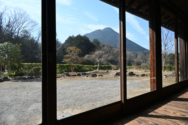 里の家から三上山が見える