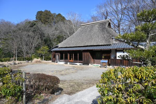 山村に古くからある文化や生活様式を伝える茅葺民家「里の家」