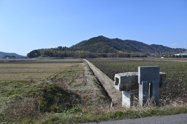 戦国時代の武将 柴田勝家が陣を構えた瓶割山（かめわりやま）が正面に見える