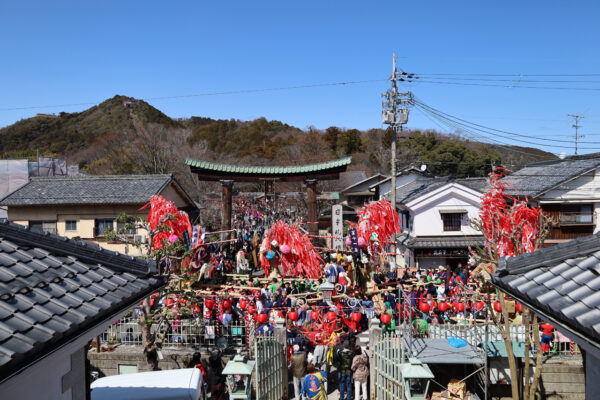 日牟礼八幡宮の鳥居をくぐる左義長