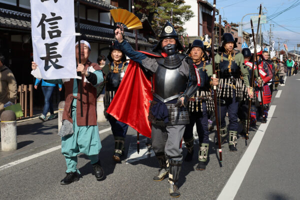 一帯を練り歩く武将隊