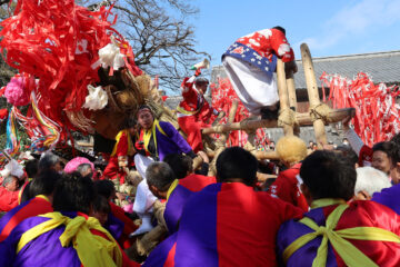 「組み合わせ」と呼ばれる左義長同士のぶつかり合い
