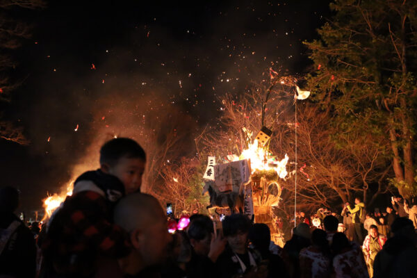 13基の左義長が順次奉火される