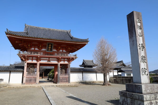 慈恩寺の遺構 桜門　国宝（室町中期）左右に仁王像が安置されている