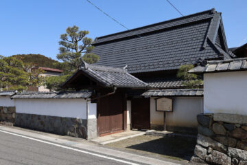 【東家住宅】主屋・石垣・土蔵が国登録有形文化財に指定されている