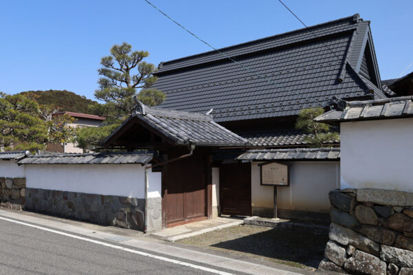 【東家住宅】主屋・石垣・土蔵が国登録有形文化財に指定されている