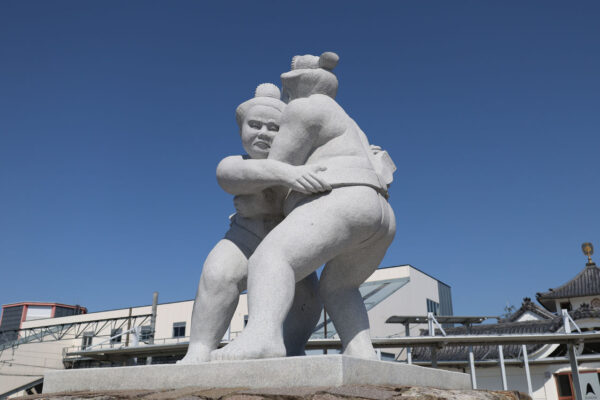 安土駅前に設置されているモニュメント相撲好きの信長が、幾度となく安土で相撲大会を催したことが石碑に記されている